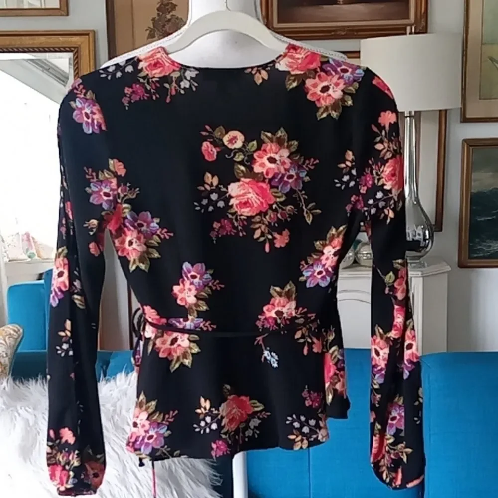 Pretty floral wrap blouse - Picture 5 of 8
